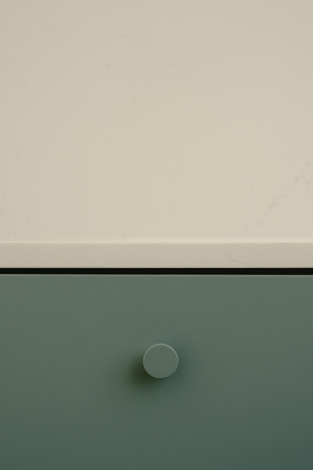 Detalle de la encimera y el frente Cel con tirador T2
