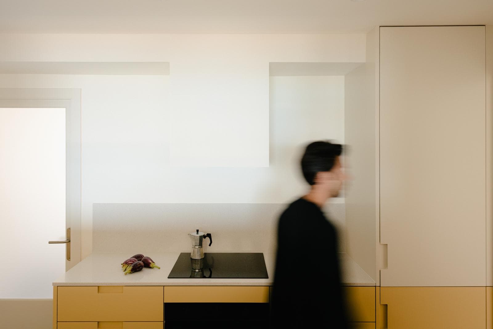 Vista frontal de la cocina Sureda con una persona en movimiento