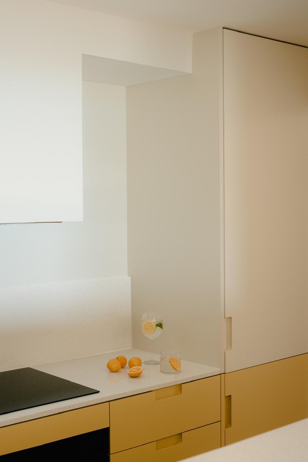 Zona de cocción y columna blanca de la cocina Sureda