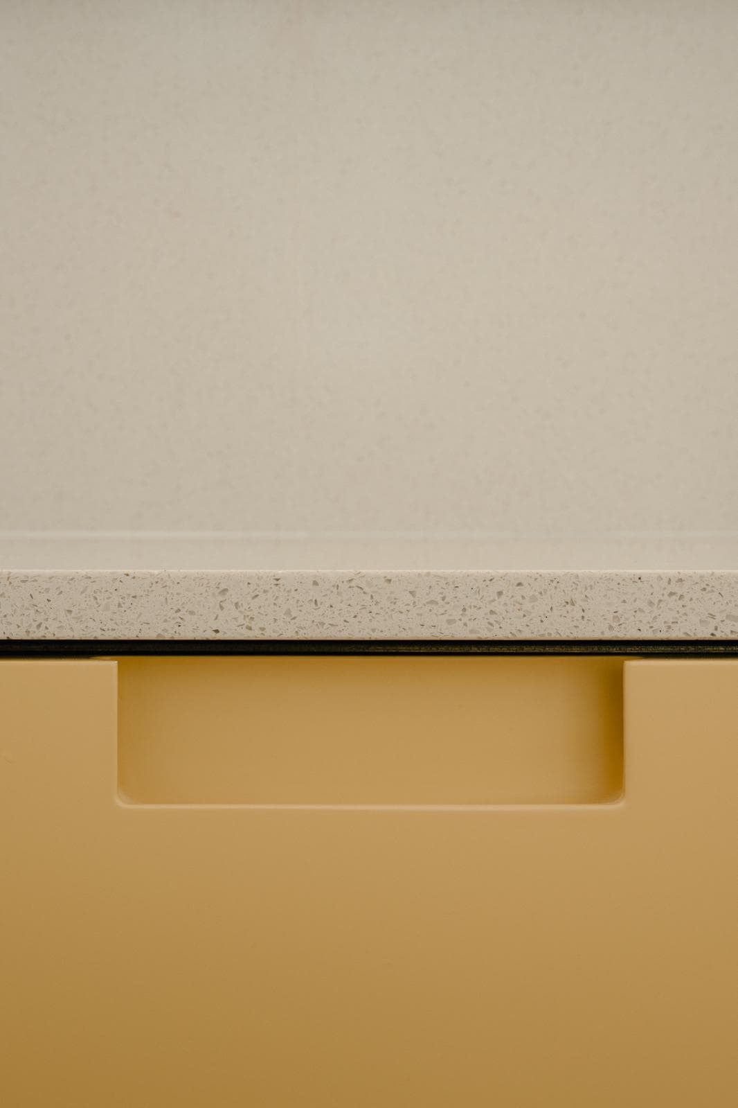 Detalle del tirador integrado y la encimera de la cocina Sureda