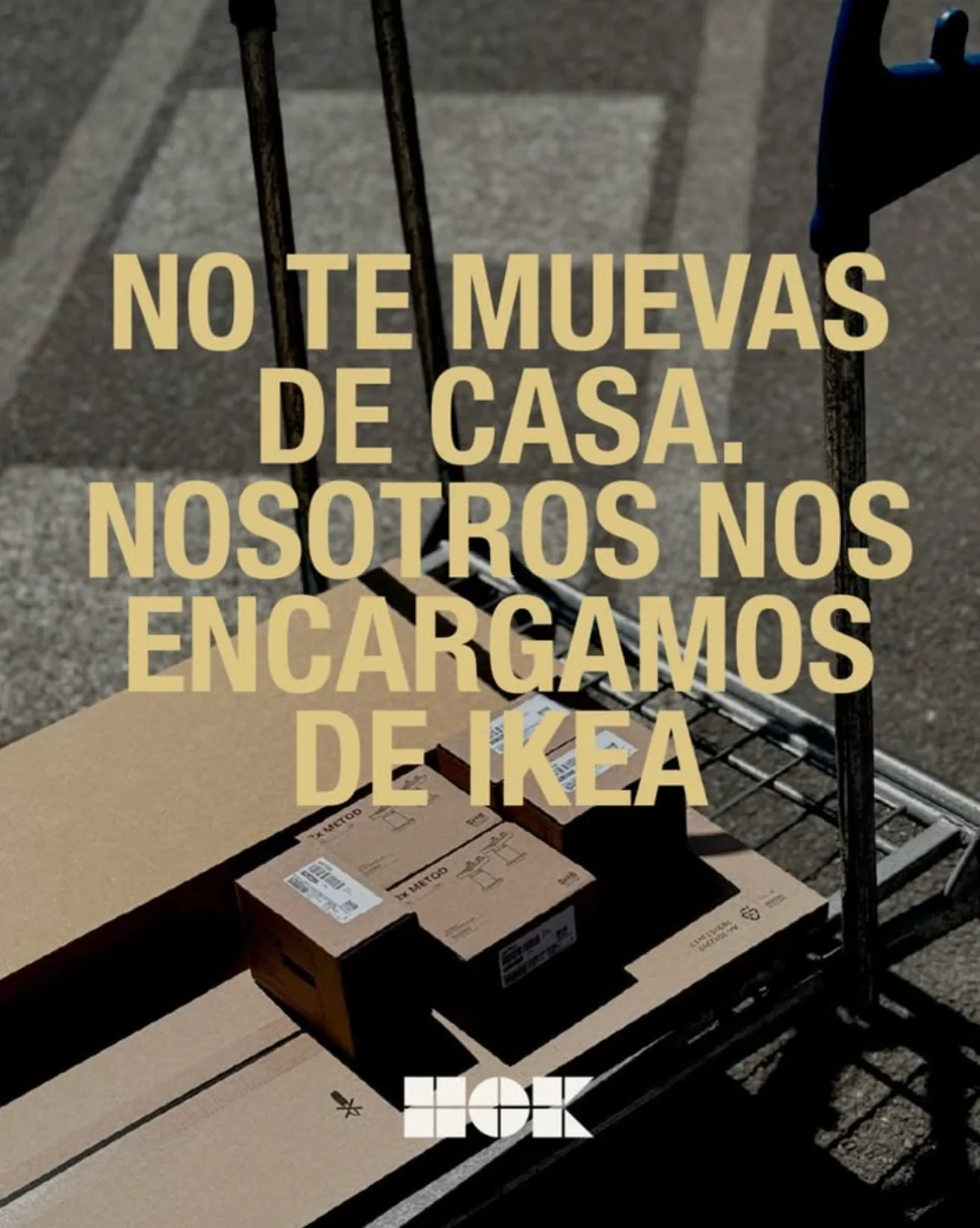 Cajas de IKEA en un carro con el mensaje Nosotros nos encargamos de IKEA