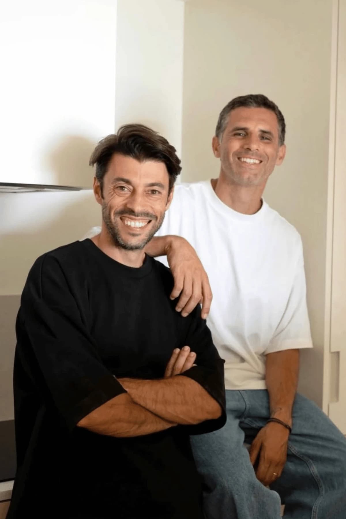 Dos miembros del equipo HOK sonriendo en una cocina