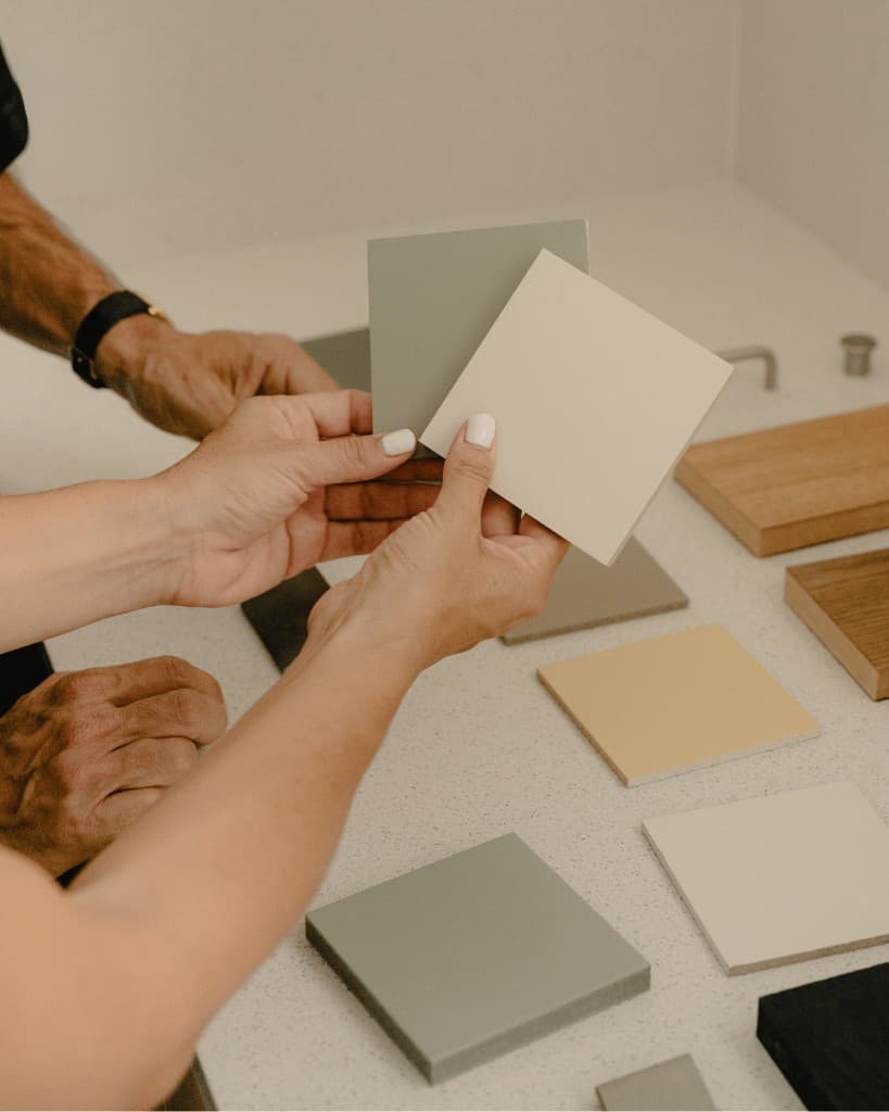 Personas comparando muestras de colores y acabados de cocina