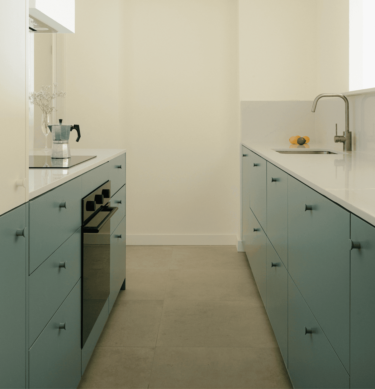 Cocina instalada con frentes azules y encimera clara